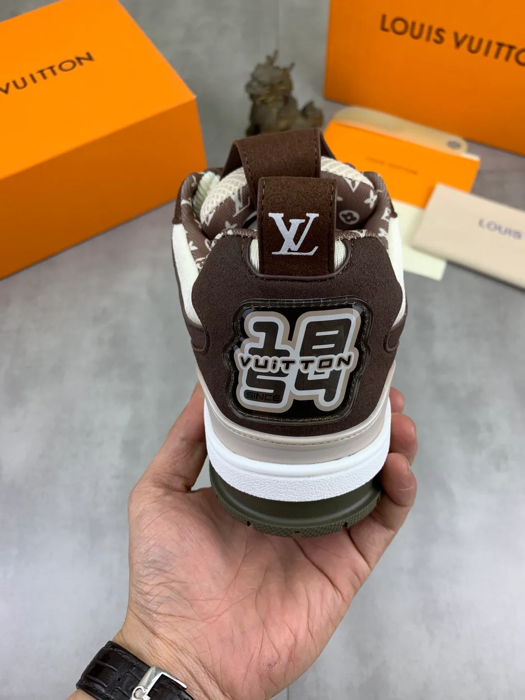 Men's Men's Shoes 💰P660 New The new LV TRAINER series of sneakers are on sale. This LV Trainer sneaker reinterprets Virgil Abloh's classics with nubuck and grained cow leather, and is decorated with Monogram flowers on the rubber outsole of the same color. A deformed Monogram flower occupies the sides, contrasting with the asymmetric Louis and Vuitton logos at the rear. The original version was designed by Virgil Abloh and was inspired by vintage basketball shoes. Featuring LV monograms on the tongue and upper, a scripted Louis Vuitton logo on the sides and a #54 logo on the rear, the rubber outsole features Monogram flowers and continues the comfort of an innovative gel outsole. Comes with original drawer box and complete packaging! Color: 3️⃣colors available